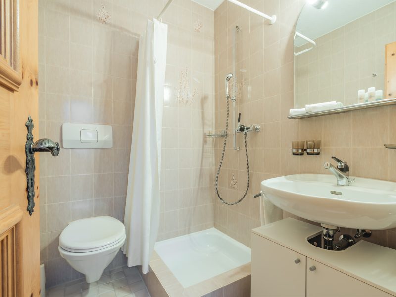 Bad im Doppelzimmer Classic des Hotels Corvatsch