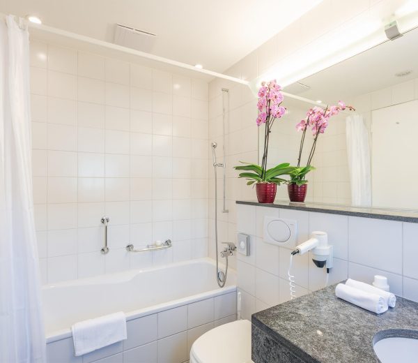 Bathroom in the double room Classic Hotel Laudinella