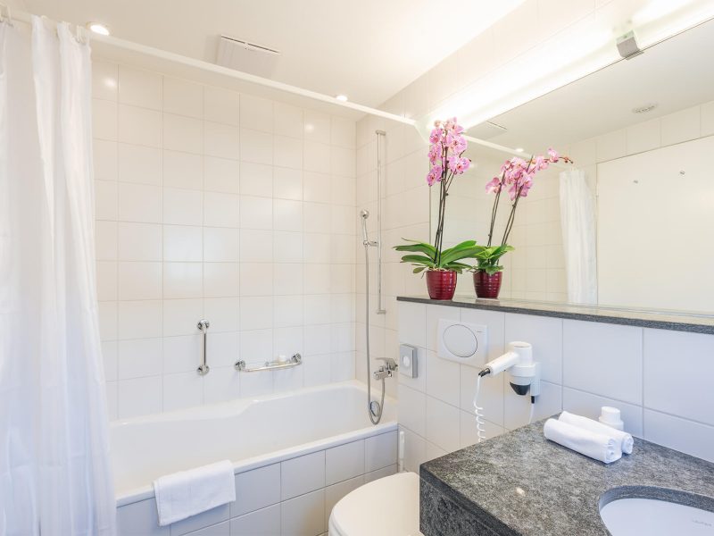 Bathroom in the double room Classic Hotel Laudinella