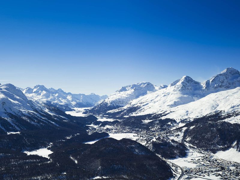 ENGADIN St. Moritz - Muottas Muragl. Blick auf die Engadiner Seen mit dem Piz da la Margna (3159m), Piz Albana (3099m) und Piz Julier (3380m).
ENGADIN St. Moritz - Muottas Muragl. View of the Engadin lakes with the Piz da la Margna (3,159m), Piz Albana (3,099m) and Piz Julier (3,380m).
ENGADIN St. Moritz - Muottas Muragl. Vista sui laghi engadinesi con Piz da la Margna (3159 m), Piz Albana (3099 m) e Piz Julier (3380 m).
Copyright by: ENGADIN St. Moritz By-line: swiss-image.ch/Daniel Martinek