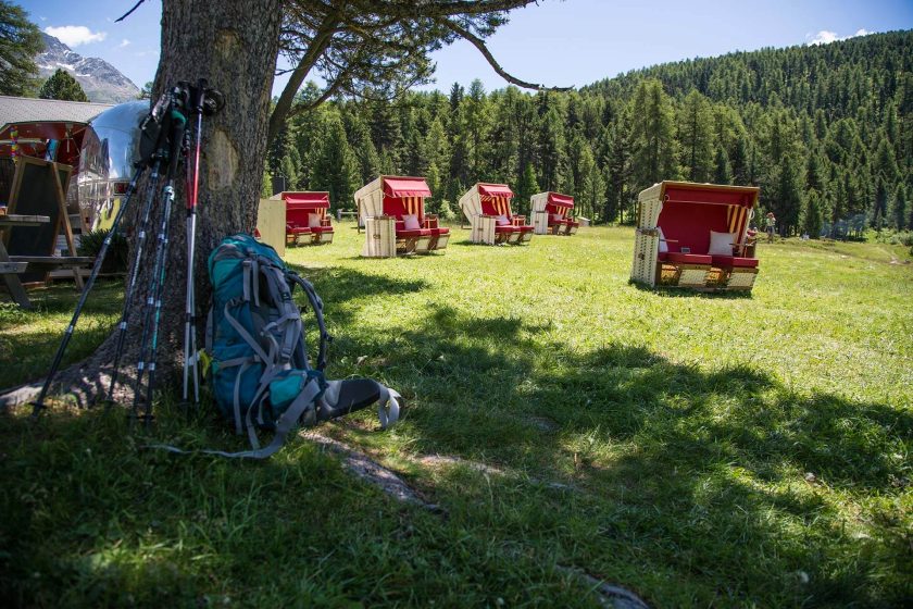 lejdastaz-sommer-aussen-chairs-backpack