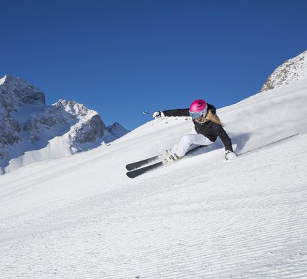 ENGADIN ST. MORITZ - Die perfekten Pistenverhaeltnisse sind bei Skifahrern beliebt. Hier eine Skifahrerin auf der Corviglia im Hintergrund sieht man den Piz Julier (3380m). 

Skiers just love the perfect piste conditions. Featured here is a skier on the Corviglia, with Piz Julier (3,380 m) visible in the background. 

Gli sciatori amano le nostre piste perfettamente battute. Qui, una sciatrice sul Corviglia, sullo sfondo, s'intravede il Piz Julier (3380 m). 
 
Copyright by: ENGADIN St. Moritz By-line: swiss-image.ch/Christof Sonderegger
