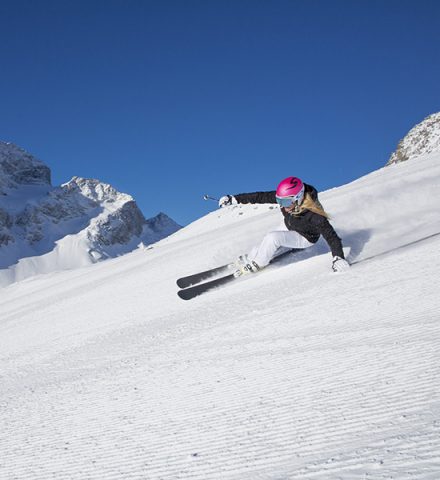 ENGADIN ST. MORITZ - The perfect slope conditions are popular with skiers. Here a skier on the Corviglia in the background you can see the Piz Julier (3380m). Skiers just love the perfect piste conditions. Featured here is a skier on the Corviglia, with Piz Julier (3,380 m) visible in the background. Gli sciatori amano le nostre piste perfettamente battute. Qui, una sciatrice sul Corviglia, sullo sfondo, s'intravede il Piz Julier (3380 m). Copyright by: ENGADIN St. Moritz By-line: swiss-image.ch/Christof Sonderegger